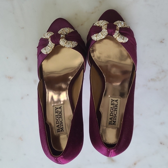 Badgley Mischka Jamaica Wine Satin Peep Toe Heels - Picture 9 of 9